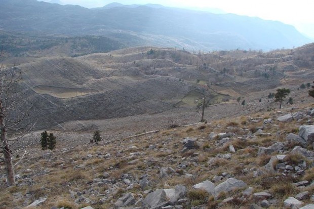 Fotografi 2: Rrethimet e kullotave në shpatet jugore të malit Veleçik