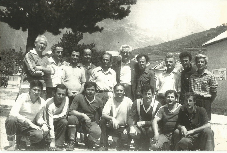 K G në një kujtim me alpinistë të rinj dhe veteranë